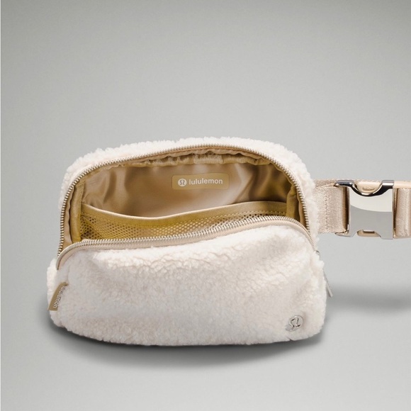 Lululemon • Everywhere Belt Bag Fleece - Picture 5 of 14